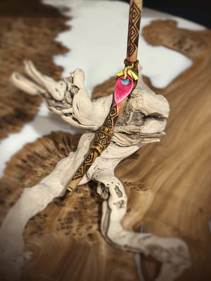 Artisan-Hapé-Tepi-Leaf-Design-table-