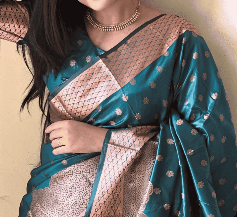 আপনার প্রিয়তমার জন্য সেরা সী-গ্রীণ কাতান সফ্ট সিল্ক শাড়ি গিফ্ট প্যাকেজ😍 - Image 2