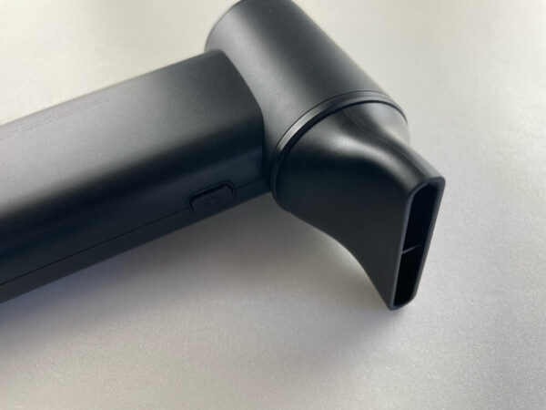 平型アタッチメントを装着するKaedear（カエディア）ブロワー