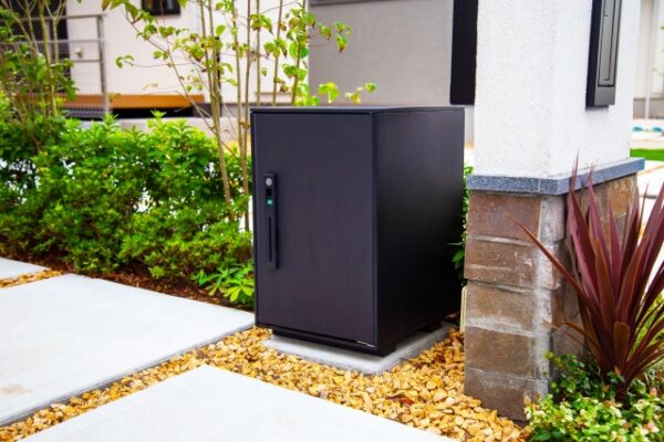 玄関先の宅配ボックスで再配達問題を解決。ルスネコボックスやPYKES PEAK、パナソニックなど人気商品をご紹介