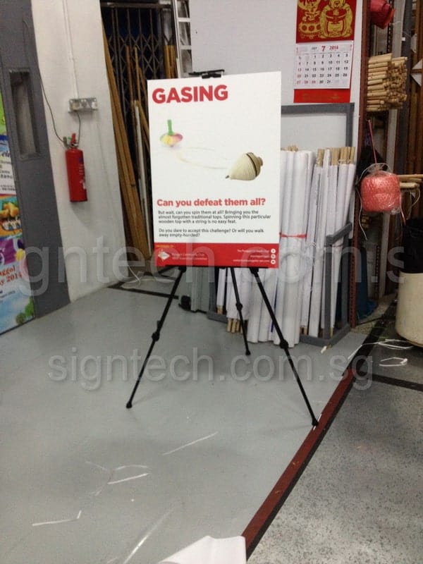 Easel stand for foam board