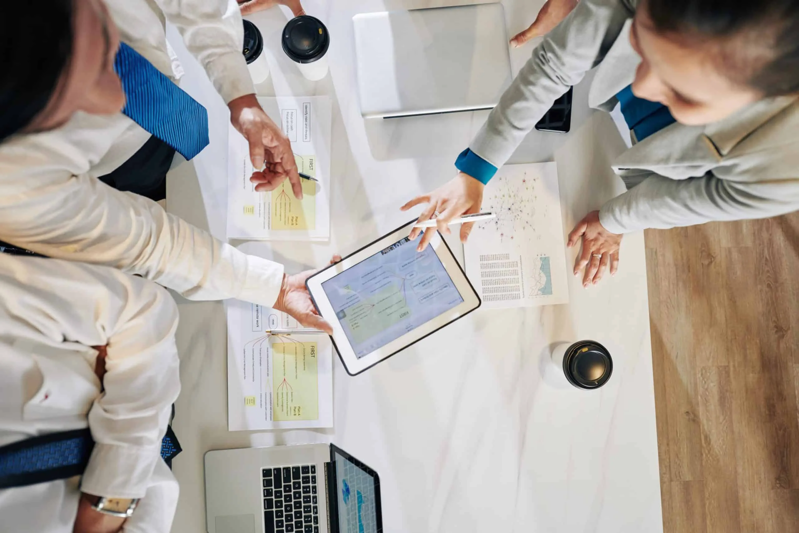 Equipo técnico analizando mapas y datos estratégicos en una mesa de trabajo.