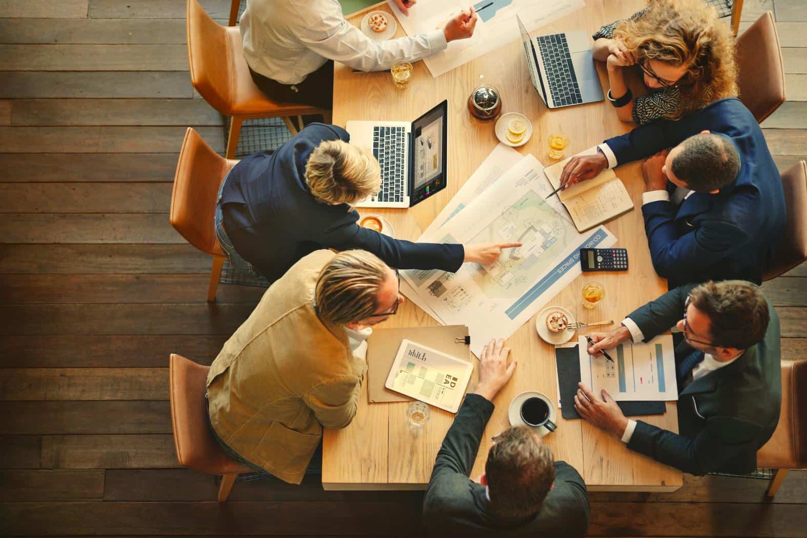 Estrategia de reunión empresarial sobre economía circular y proyectos de simbiosis industrial.