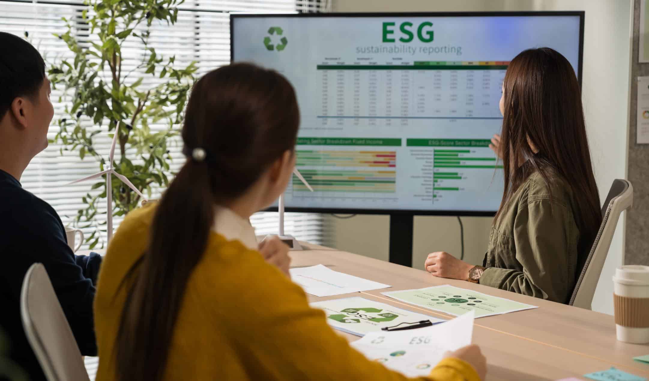 Data de informes ESG en una pantalla durante una reunión.