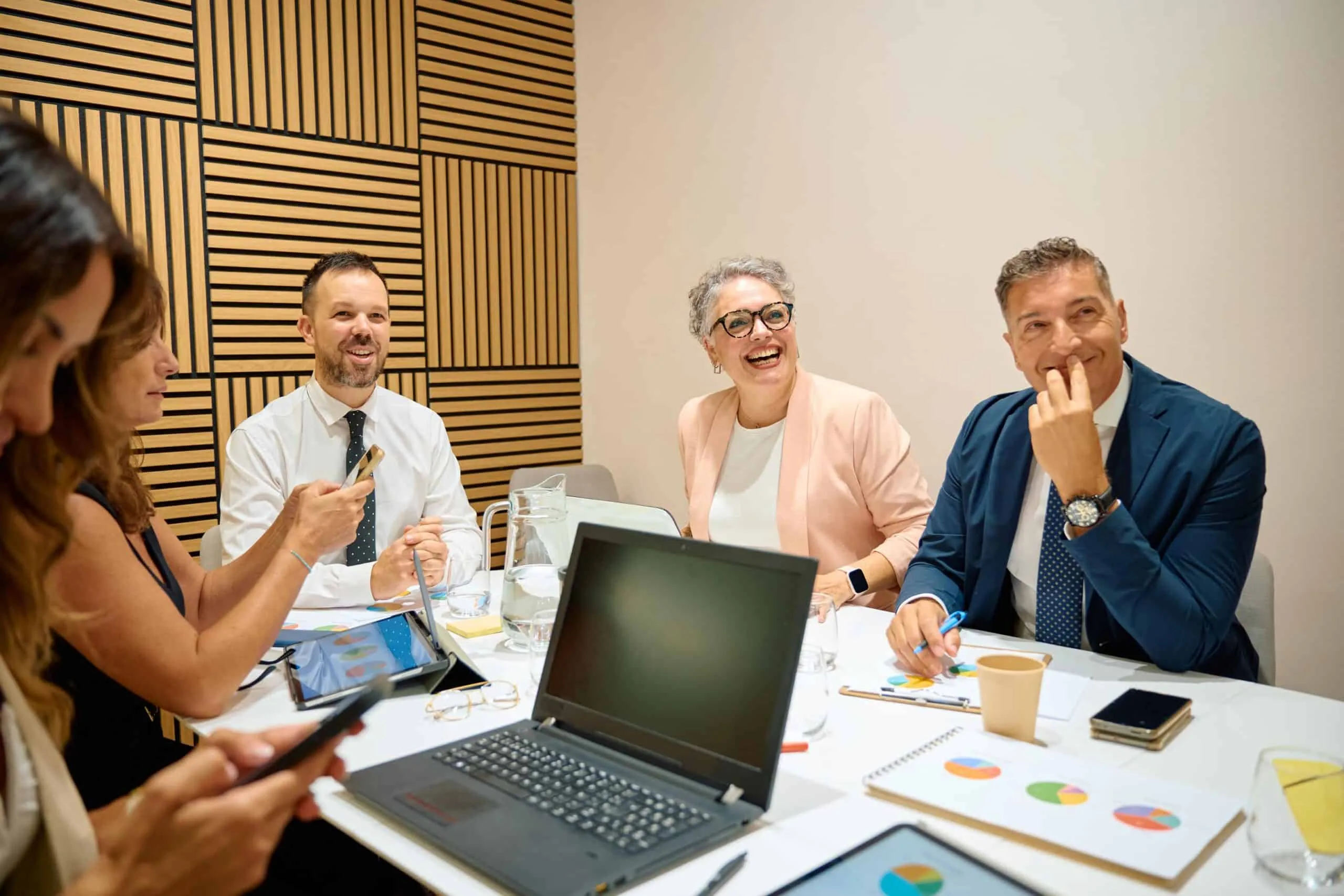 Grupo de profesionales reunidos en una sala de trabajo durante una sesión de consultoría.