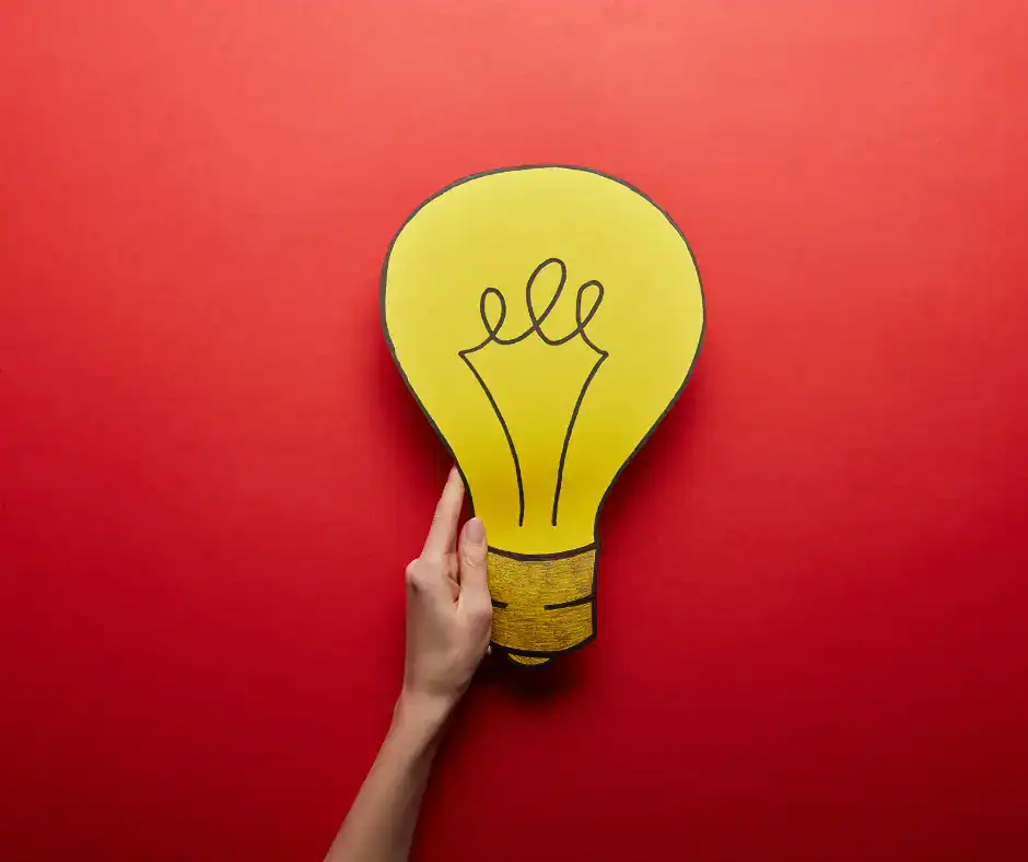 Innovative yellow light bulb illustration on red background, representing bright ideas and creative solutions for digital marketing and SEO strategies.