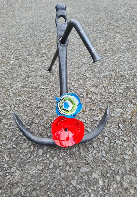 Metal anchor with colorful decorative flowers