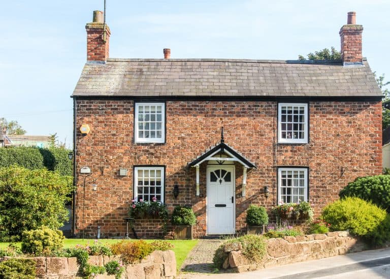 cottage with skirting king window boards