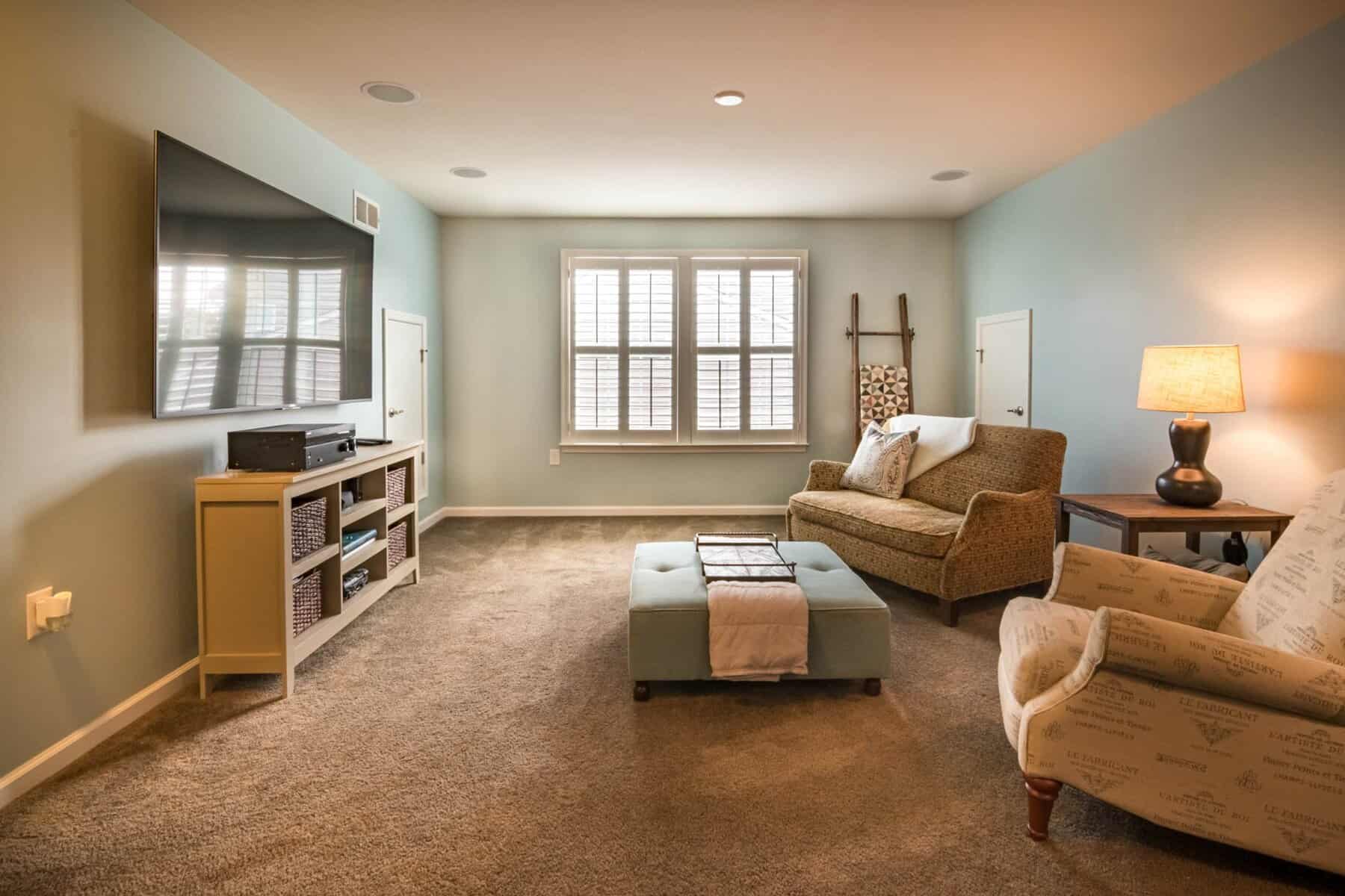living room with polished skirting and architrave