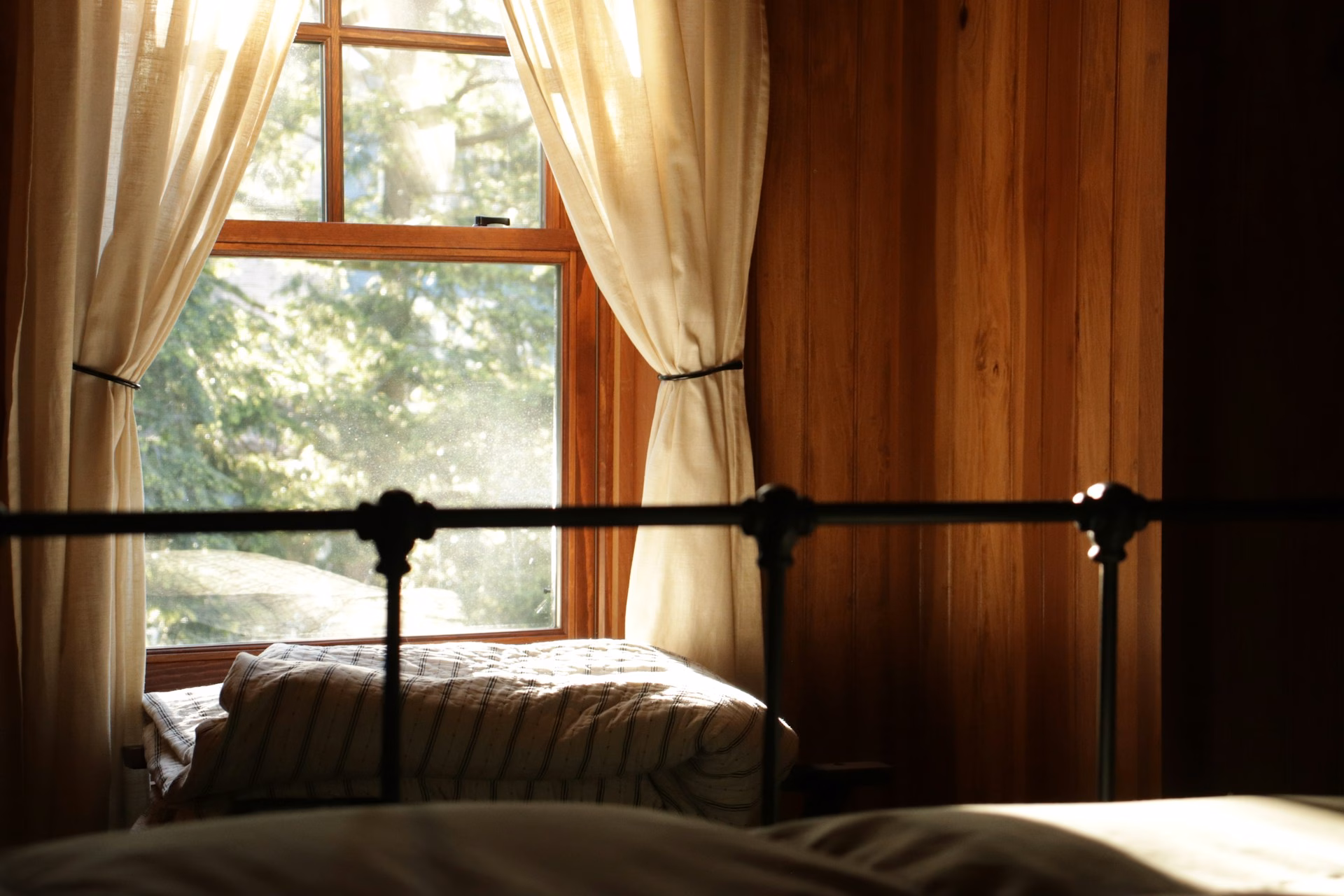 How Light Exposure Affects Sleep Quality: Data Report 2025