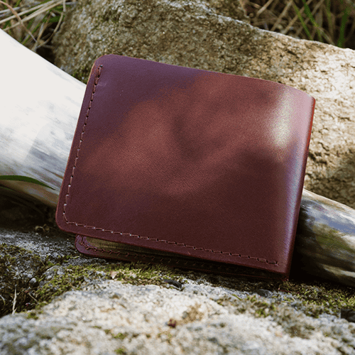 Ručne šitá hnedá kožená peňaženka s runou "RAIDO" – Obrázok 3