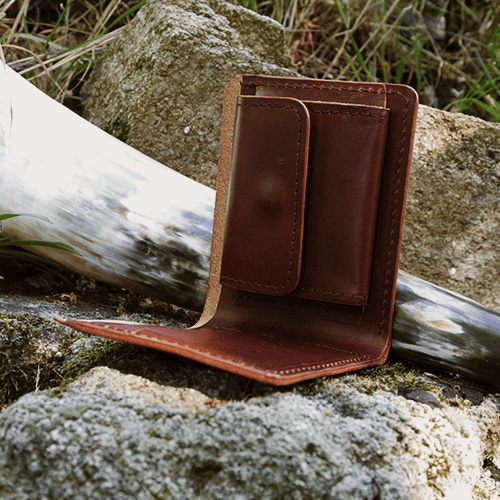 Ručne šitá hnedá kožená peňaženka s runou "RAIDO" – Obrázok 4