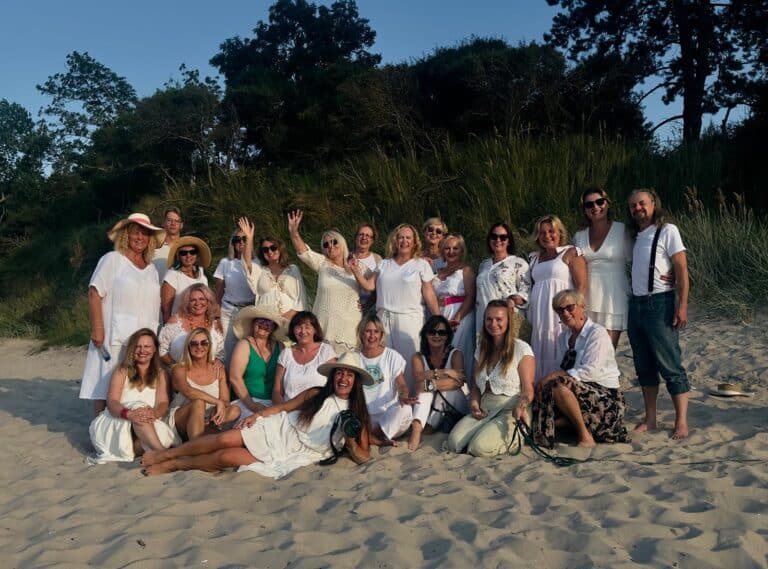 Grupa ludzi na plaży podczas warsztatów Totalna Biologia Sonia Ross.