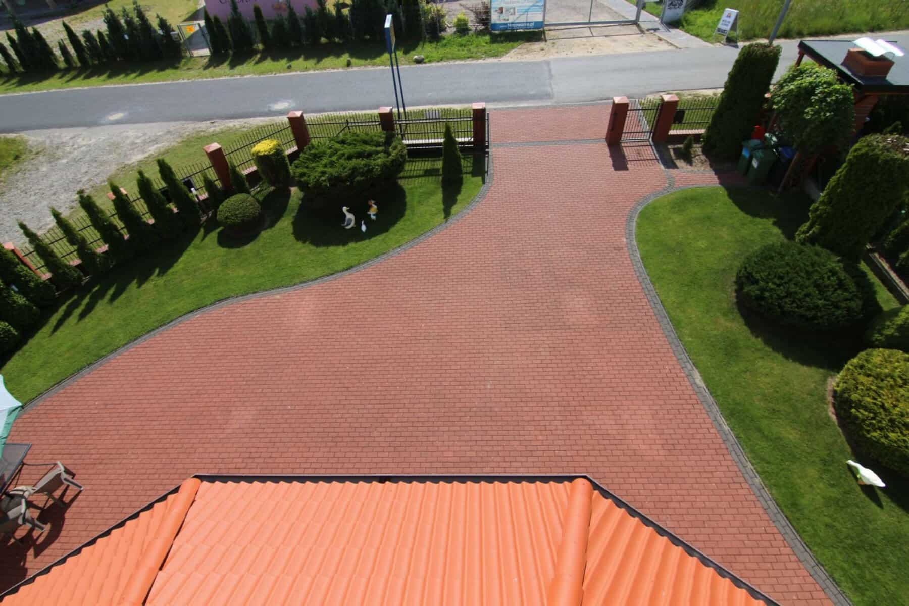 Zielone otoczenie i ogród Willi Makarena