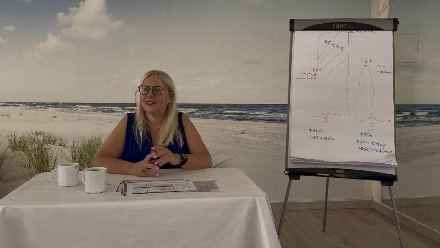 Sonia Ross prowadzi szkolenie o Totalnej Biologii na plaży.