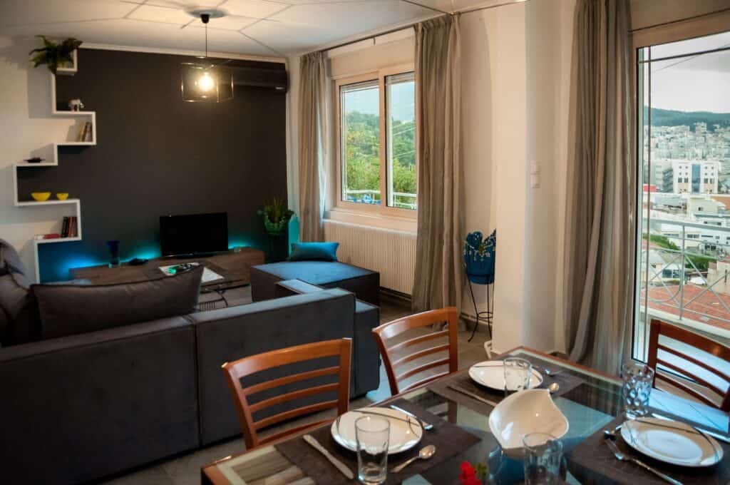 Aegean View Villa – Τραπεζαρία στρωμένη για τέσσερα άτομα