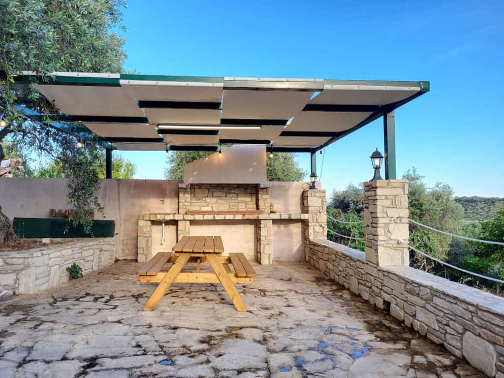 Kaliva Luxury Villa – Πέτρινη ψησταριά BBQ έτοιμη για χρήση