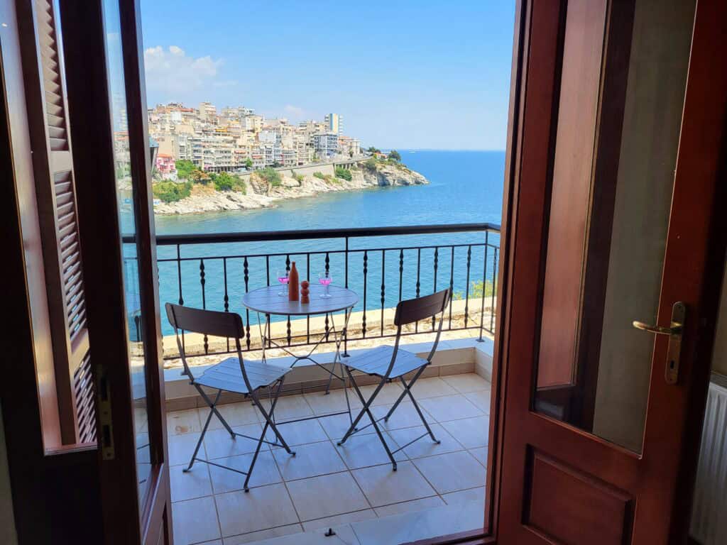 Μπαλκόνι διαμερίσματος στην Παλιά Πόλη Καβάλας με απίστευτη θέα στη θάλασσα