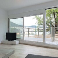 Panorama House Kavala – φωτεινό σαλόνι με μεγάλες μπαλκονόπορτες και θέα θάλασσα & πόλη