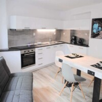 Panorama House – πλήρως εξοπλισμένη λευκή κουζίνα σε σχήμα L με τραπεζαρία για 4 άτομα
