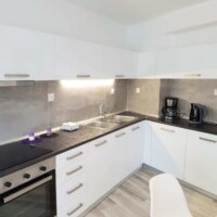 Panorama House – πάγκος κουζίνας με εστίες, φούρνο, διπλό νεροχύτη, καφετιέρα & βραστήρα