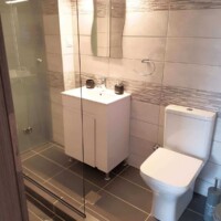 Panorama House – μοντέρνο μπάνιο με walk-in ντουζιέρα, γυάλινο χώρισμα και φωτιζόμενο καθρέφτη