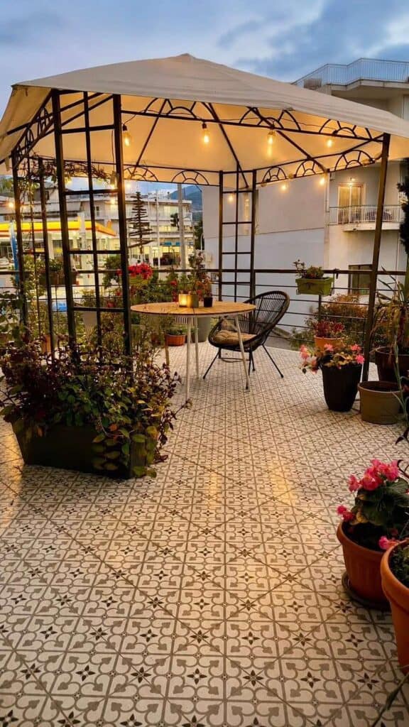 Βεράντα με φυτά και ζεστό φωτισμό στο Luxury Apartment Kavala