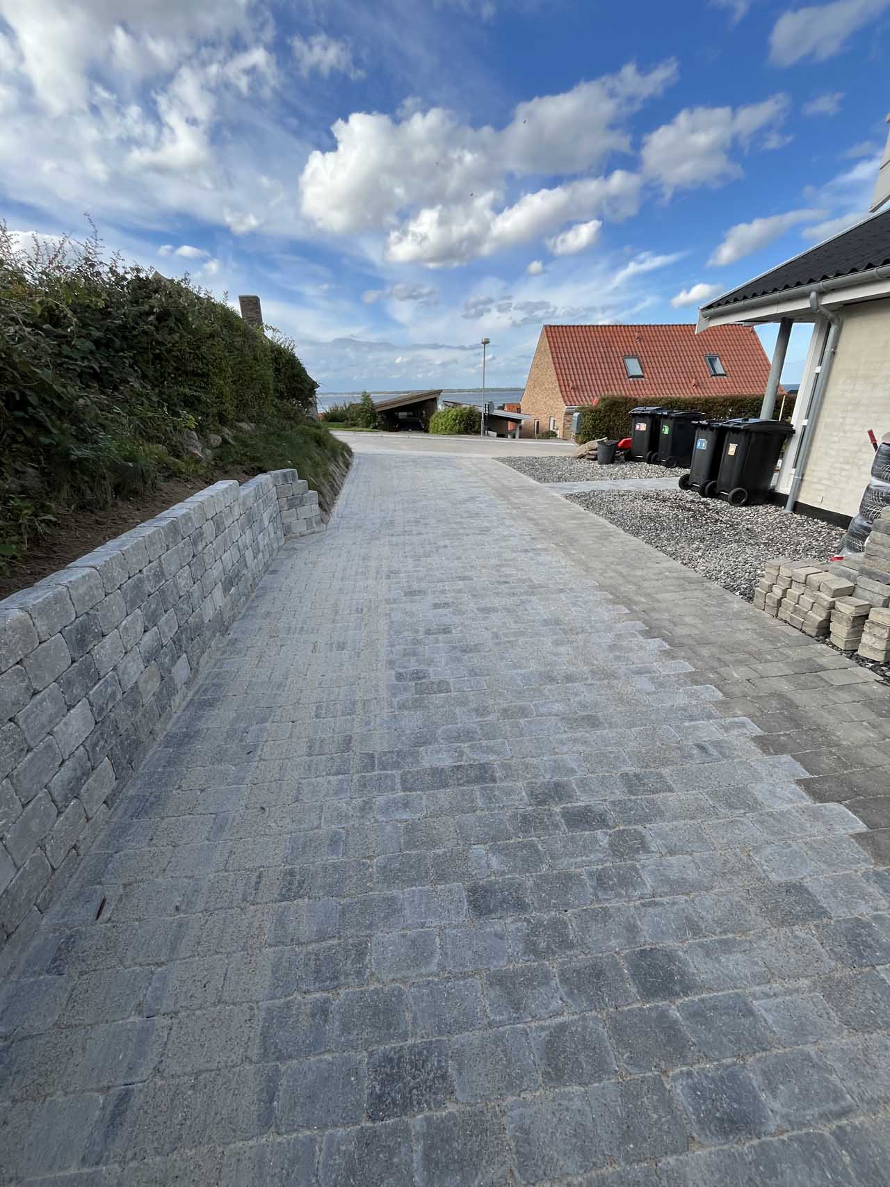 Indkørsel med støttemur