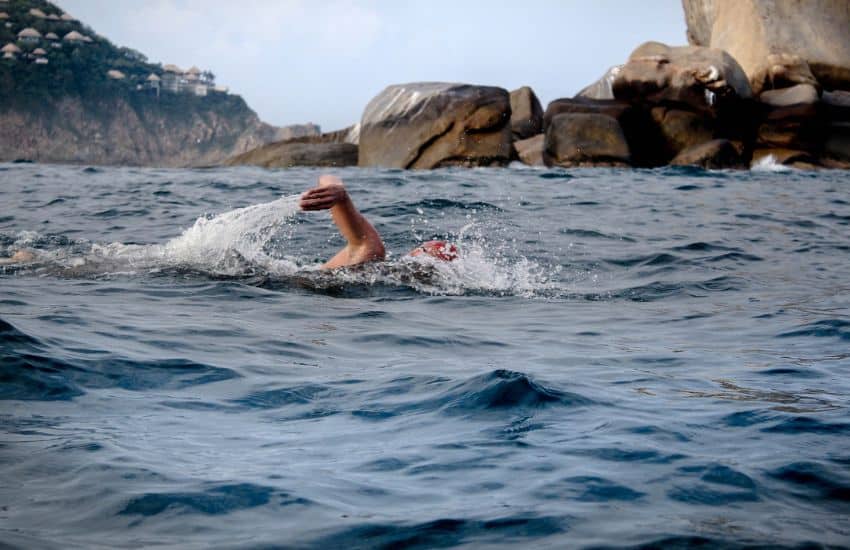 9 Benefits of Cold Water Swimming to Improve Your Health 4 Man swimming in the sea