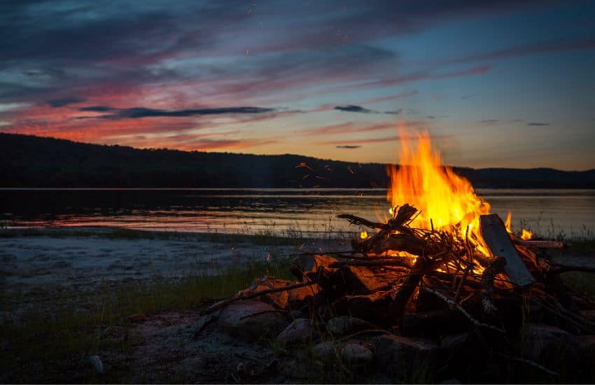 Camping Stove Fuel Types: A Guide for Outdoor Cooking 5 Camp fire