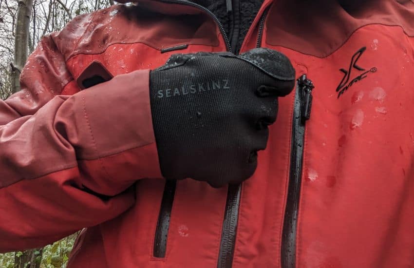 Sealskinz Harling Waterproof Gloves: Stay Dry Outdoors 1 Sealskinz Harling Waterproof All-Weather Gloves pulling zipper