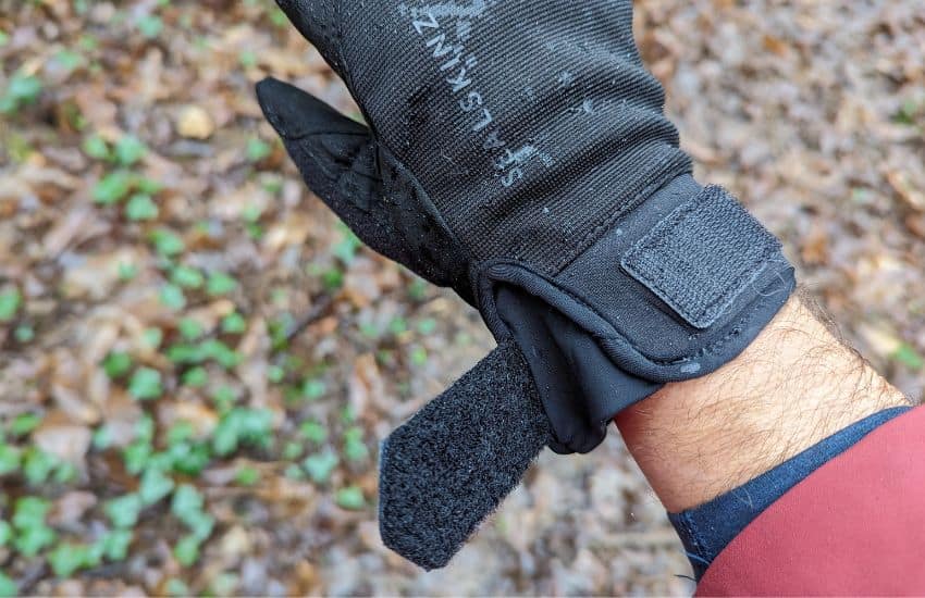Elastic cuffs and velcro strap