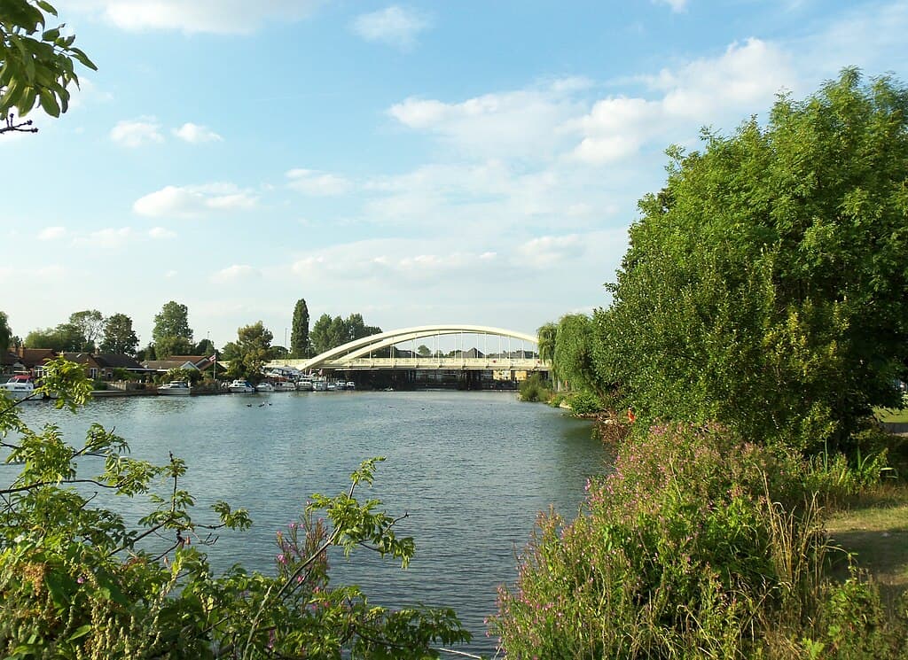 Paddleboard London: 10 Best SUP Spots 2025 9 Walton-on-Thames