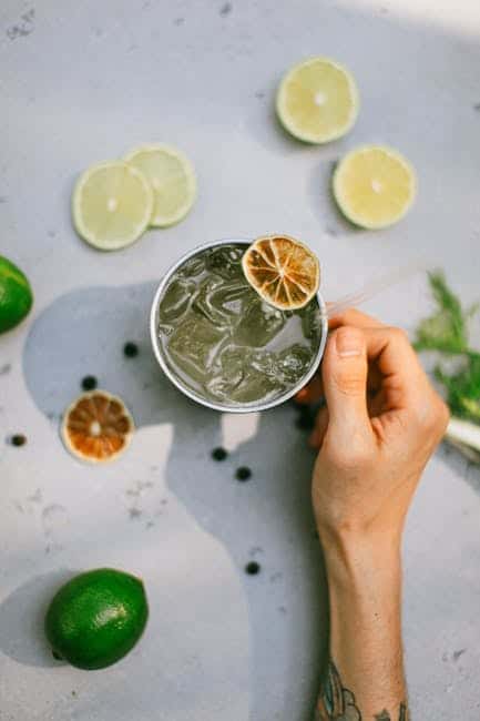 Glas med citrusdrink, lime, citron og appelsin, frisk og forfriskende.