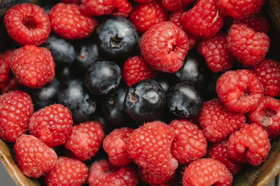 Bær med blåbær og hindbær, perfekte til sund snacks eller dessert.