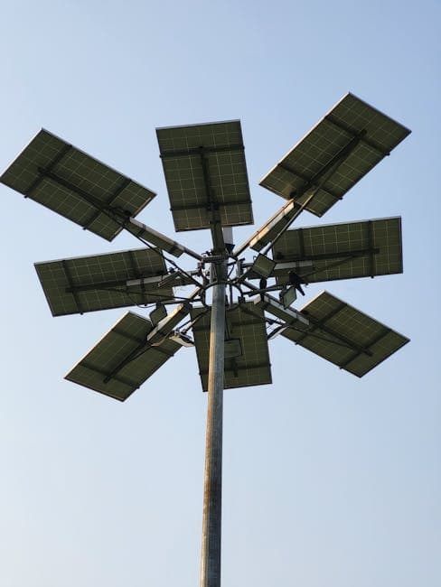Solcellelampe med flere solpaneler til energiproduktion.