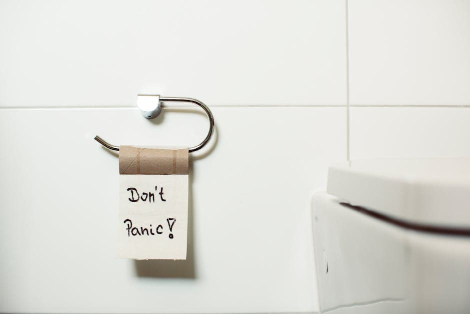 Håndklædetavle med teksten "Don't Panic!" på badeværelset.