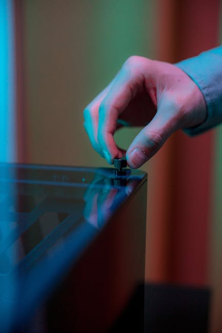 Person, der justerer lydstyrken på en DJ-controller med fader.