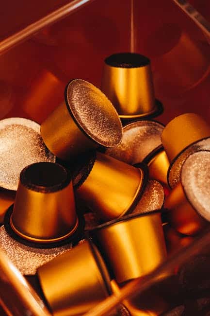 Kaffeekapsler til Nespresso-maskiner i elegant gulddesign. Perfekt til kaffeelskere, der ønsker en l.