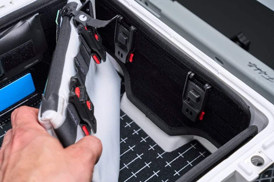Bærbar kamerataske med opbevaringsrum til kameraudstyr og tilbehør.