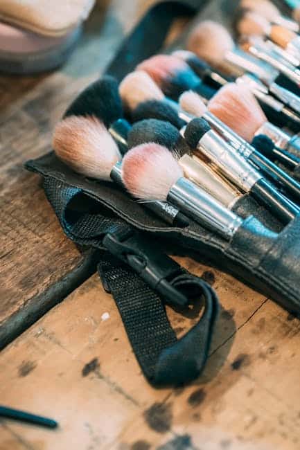 Makeup børster og værktøj i en taske til skønhedspleje.