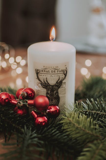 Stearinlys med julemotiv og granris til julestemning.
