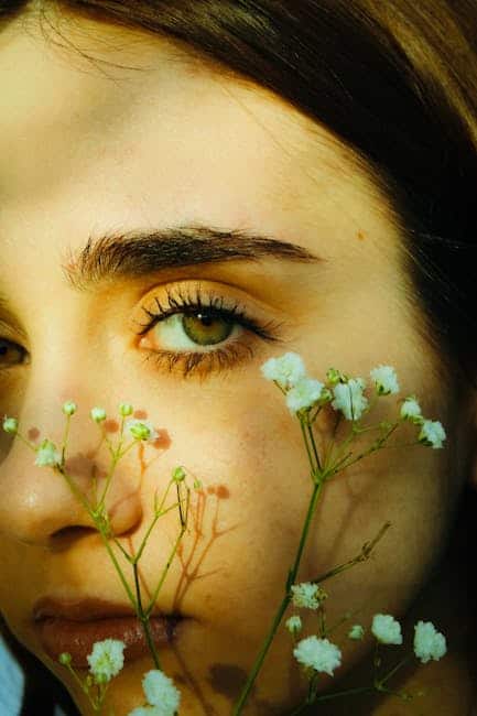 Naturlig skønhed med blomster på ansigtet, fokus på øjne og hud, symboliserer forår og fornyelse.