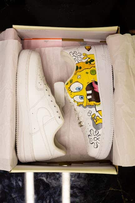 Hvid sneakers og børnesko i gaveæske, perfekt til børn.