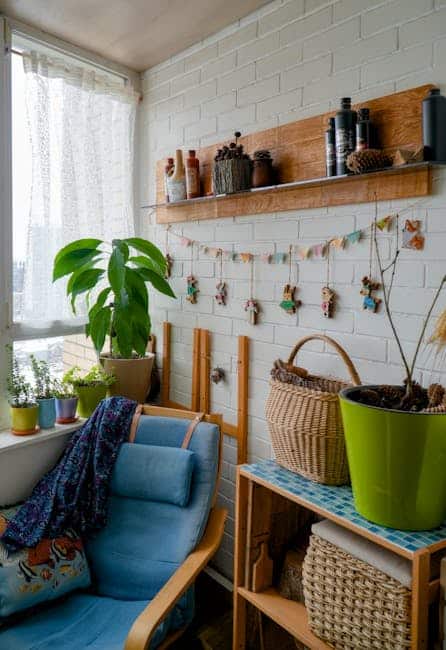 Hjemmeindretning med grønne planter, hylder med dekorative flasker og vægdekorationer i et lyst rum.