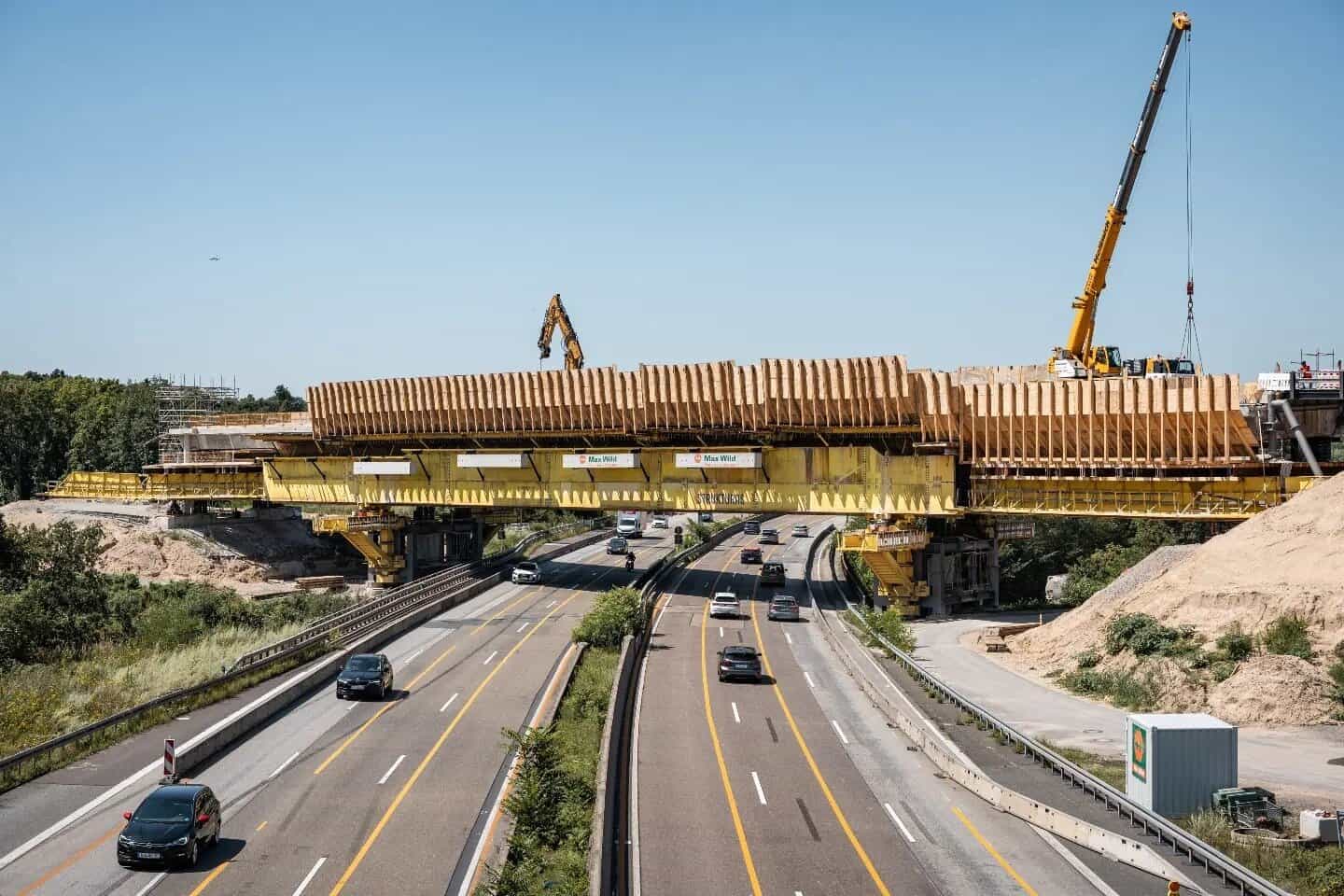 Span by span bridge demolition using MSS