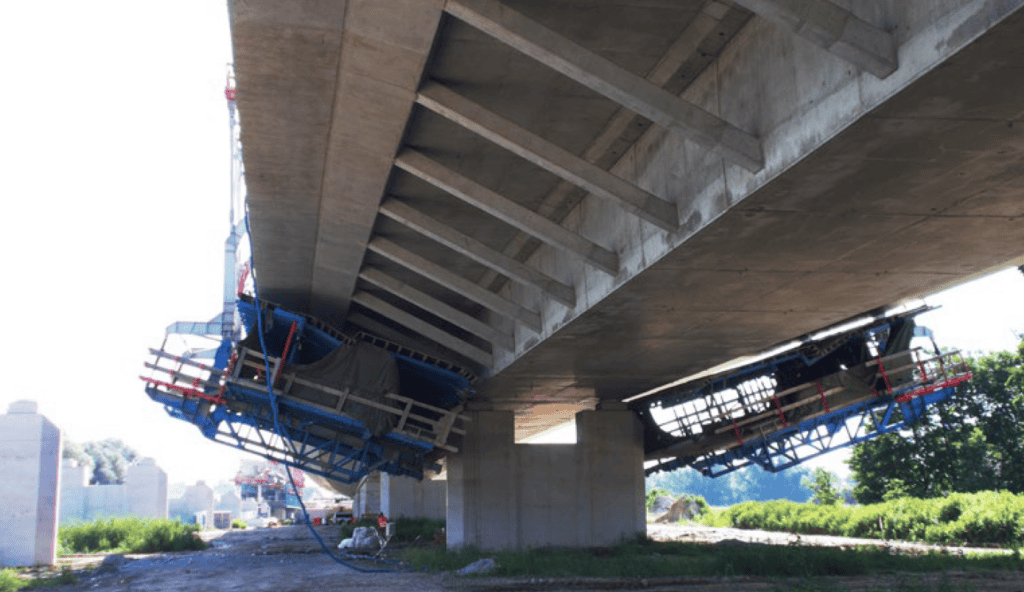 Concrete box wing form traveller during launching