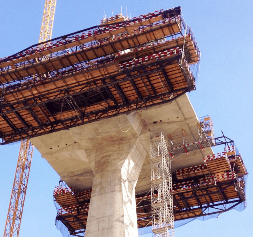 External formwork of wide deck