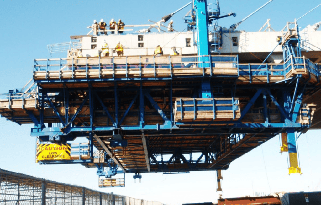 Underslung Form Traveller system