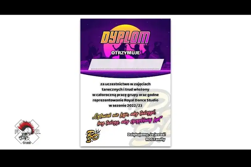 Kolorowy certyfikat taneczny z sylwetkami tancerzy na fioletowym tle sceny. Tekst w języku polskim chwali uczestnictwo i ciężką pracę w Royal Dance Studio w sezonie 2022/23. Logotypy, w tym szary "Pixel Serwis" i żółty "RDS", pojawiają się w rogach.